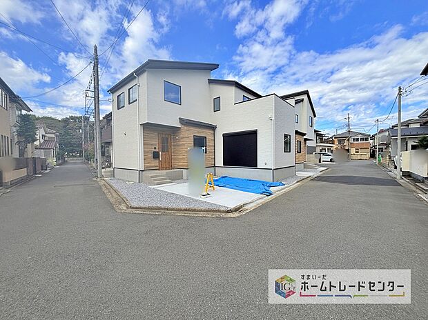 【【角地】】それぞれの方角から光が入ってくるため日当たりがよく開放感が得られます。また、人目に付きやすいため、家を開けることが多い家族にとって防犯対策にも有効です。