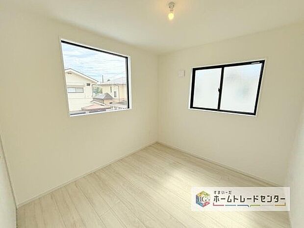 【洋室】2面採光の洋室です。窓からの眺望もよくなり視界が広いので、部屋にいても飽きません、そしてもちろん大切なのは明るさと風通し、明るい日差しと心地よい風で自分のお部屋でくつろげる贅沢をご提供します。