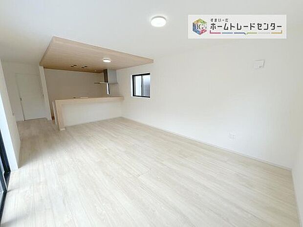 【 リビング】日当たりもよく、広々としたリビングです。ゆったりとした家族の時間をお過ごしいただけます。休日はご家族そろって、またはお友達を誘って、明るいリビングで楽しい時間をお過ごしください。