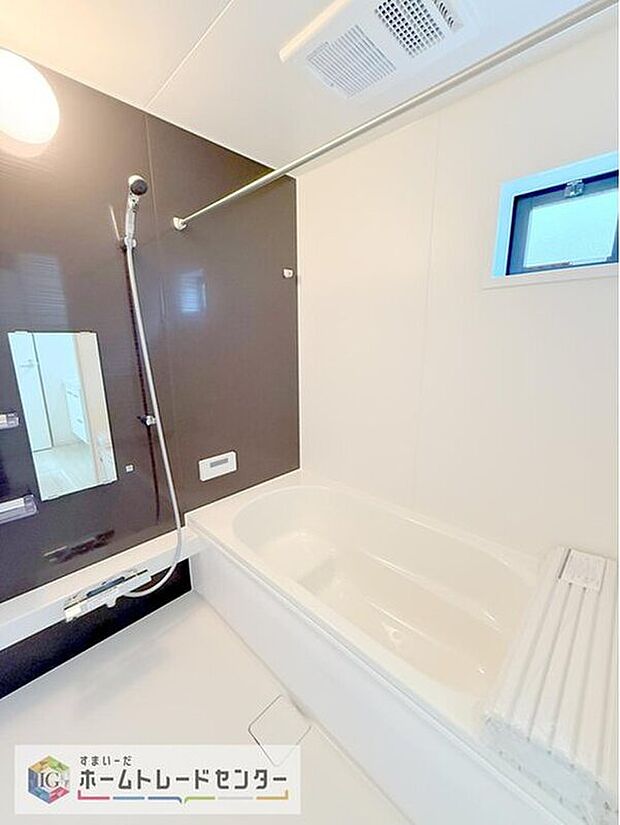 【【浴室】】一坪タイプのユニットバスは、足をしっかりと延ばして一日の疲れを癒すことが可能です。浴室暖房乾燥機も完備しておりますので、カビの心配が無いのはもちろん、雨の日のお洗濯物はお風呂で乾かせます。