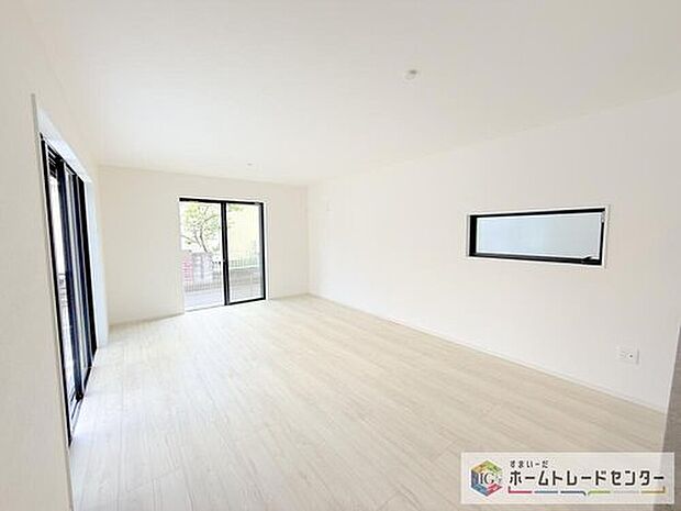 【リビング】日当たりもよく、広々としたリビングです。ゆったりとした家族の時間をお過ごしいただjけます。休日はご家族そろって、またはお友達を誘って、明るいリビングで楽しい時間をお過ごしください。