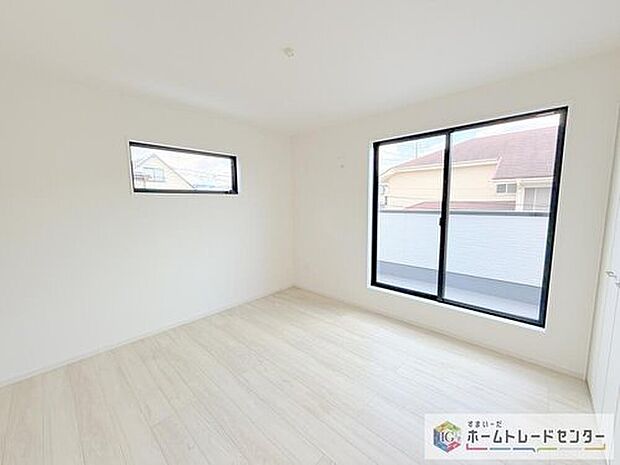 【洋室】2面採光の洋室です。窓からの眺望もよくなり視界が広いので、部屋にいても飽きません、そしてもちろん大切なのは明るさと風通し、明るい日差しと心地よい風で自分のお部屋でくつろげる贅沢をご提供します。