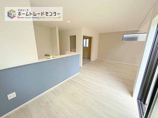 【リビング】対面キッチン前の空間を広めにとっておりますので、ダイニングテーブルを置いてご家族皆様で食卓を囲ってもらっても充分なスペースがございます。家族で楽しいお食事のお時間をお過ごしください。