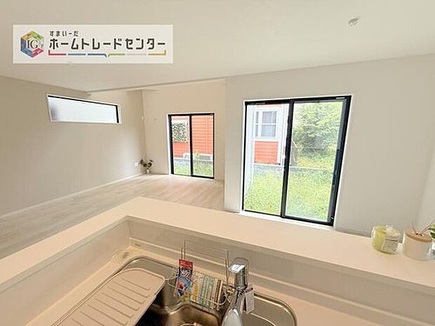 【キッチン】キッチンからリビングの視界です。家事をしていてもしっかりご家族とコミュニケーションをお取りいただけます。お片付けの当番になった方もこれでしっかりと話題の中に入っていけます。