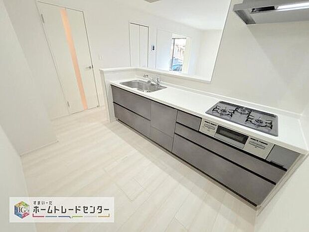 【キッチン】人気の対面式キッチン☆お食事の準備をしながらでもご家族とのコミュニケーションを楽しめます♪スライドタイプの収納を採用してますので、奥までしっかりと収納空間を利用できます。取り出しも簡単に♪