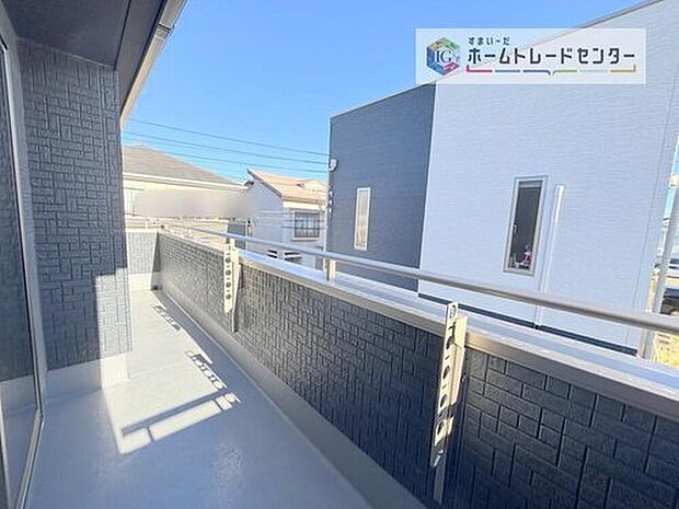 【バルコニー】南面に面したバルコニーはもちろん日当たり良好です。お洗濯物を干していただく際にも楽にできるように奥行きを広くお取りいたしました。明るく、暖かなゆとりあるスペースで快適に家事を行っていただけます。