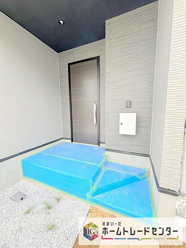 【玄関】駐車場横のアプローチを上がると、木目調の高級感のある玄関ドアがございます。玄関を開けると広々とした空間と収納も目の前に!玄関が広い家は入った瞬間から気持ちが良いです。ぜひご自身で確かめて見て下さい。