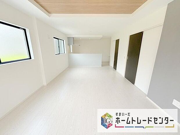 【 リビング】縦長で奥行きのあるリビングは、家具の配置がしやすく使い勝手が非常に良いです。特にソファを配置した時にその便利さがお分かりいただけると思います。ゆったりと、くつろげる場所でなくてはならないと考えています