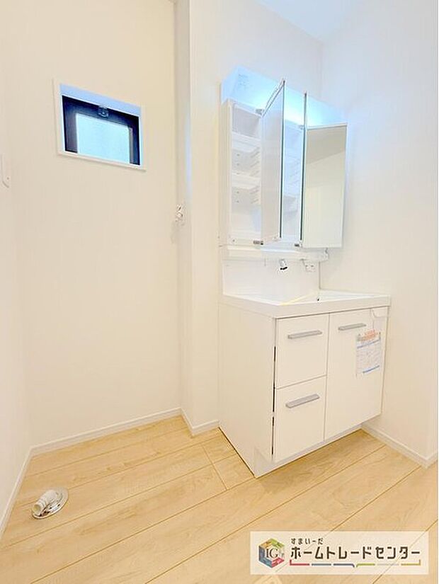 【【洗面台・洗面所】】合わせ鏡が可能な3面鏡です。朝の忙しい時間でもの身だしなみのチェックもここだけで完結できます。もちろん鏡の後ろは充分な収納力を持った収納となっており、視界に入る部分はスッキリと片付きます。