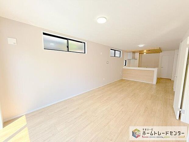 【リビング】対面キッチン前の空間を広めにとっておりますので、ダイニングテーブルを置いてご家族皆様で食卓を囲ってもらっても充分なスペースがございます。家族で楽しいお食事のお時間をお過ごしください。