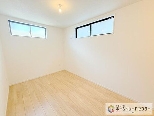 【洋室】2面採光の洋室です。窓からの眺望もよくなり視界が広いので、部屋にいても飽きません、そしてもちろん大切なのは明るさと風通し、明るい日差しと心地よい風で自分のお部屋でくつろげる贅沢をご提供します。