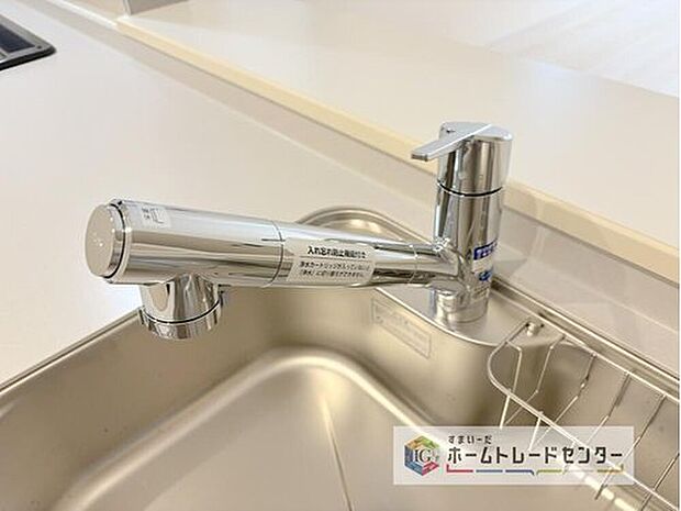 【【浄水器】】浄水カートリッジ内蔵で場所を取らずに見た目もスッキリ。ノズルはシャワーヘッドになっておりお掃除も楽々です。