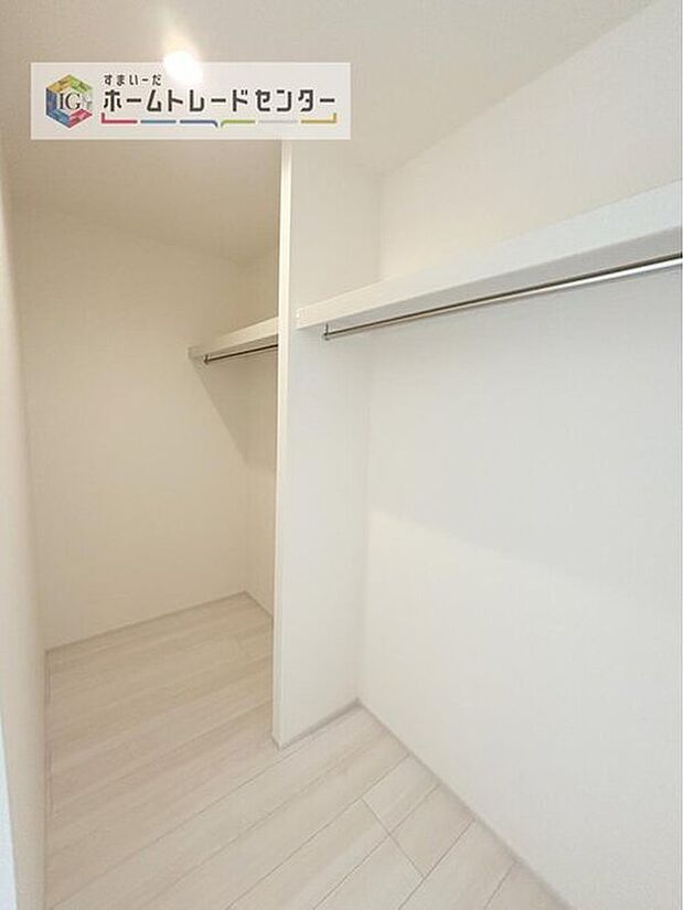 【 収納】大容量のウォークインクローゼットです。どなた様でも収納に頭を悩ませたことがあるかと思います。ウォークインクローゼットがございますと一気に解決いたしますし、お部屋を最大限の空間ですっきりお使い頂けます。