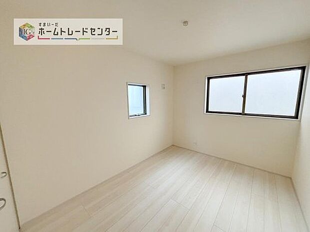 【洋室】この物件の中では唯一北側の少し暗めのお部屋です。あえて暗めと書きましたが、こちらも充分に採光は取れており、天気の悪い日でも電気が必要となるようなことはありません、むしろ熱くなりすぎず勉強がはかどるかも