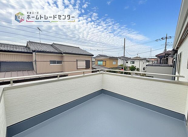 【バルコニー】この物件の大きな魅力の一つです。南面にあるバルコニーは、もちろん日当たり良好、だからこそ広くとり、洗濯物を干しやすくするとともに、日光浴にもお子様の遊び場にも使える広い空間を確保いたしました。