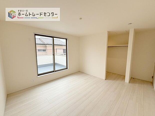 【洋室】主寝室は9帖、お子様がまだ小さいご家庭なら２階のお部屋はここだけでいいかもしれません、もちろんウォークインクローゼットがついておりますので、荷物に悩まされることなく、好きに家具の配置ができます