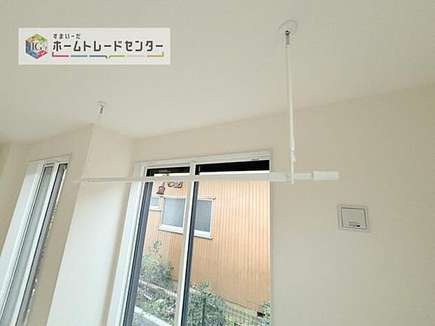 【【室内物干し】】急な雨にも対応できる室内物干しが標準装備のため、バルコニーの屋根を設置するは必要がありません。風の強い日でも気にせずお洗濯ができます。