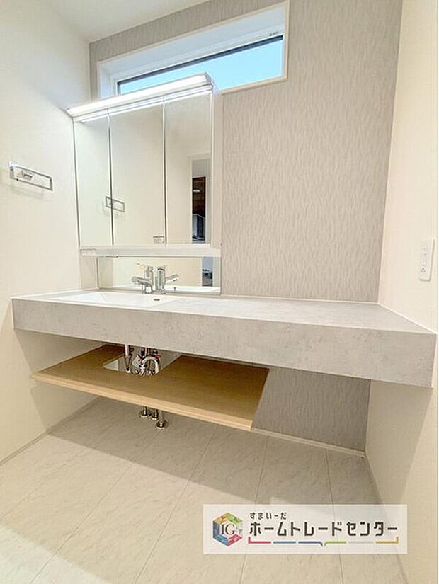 【【洗面台・洗面所】】合わせ鏡が可能な3面鏡です。朝の忙しい時間でもの身だしなみのチェックもここだけで完結できます。もちろん鏡の後ろは充分な収納力を持った収納となっており、視界に入る部分はスッキリと片付きます。