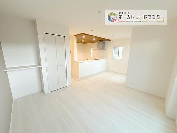 【リビング】対面キッチンの前にダイニングテーブルを置き、手前側がリビングスペースになるかと思います。広く奥行きがありますので、ダイニング、リビングの各スペースの役割をしっかり分けて確保していただけます。