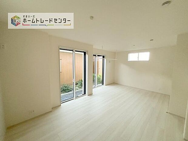 【洋室】日当りの良さは写真でも充分に伝わるかと思いますが、開放感のある周囲にめぐまれたおかげで、風通しもとても良くなっております。ぜひ現地を見ていただき体感していただきたいポイントです。