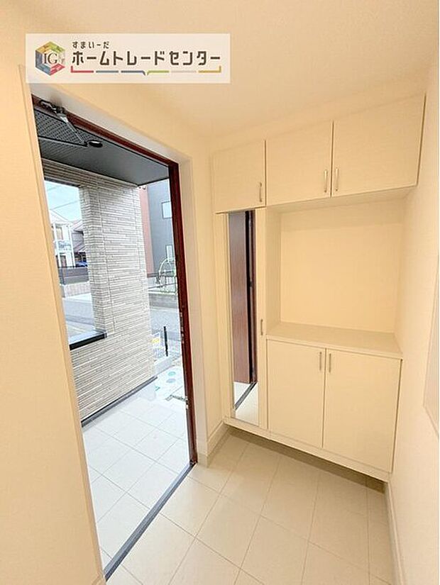 【玄関】姿見付きの下駄箱でお家を出る前にコーディネートの最終チェックをすることができます♪大容量の収納力でご家族の履物もすっきり収納できます♪片付けが楽になる豊富な収納は、日々のストレス軽減にもつながります