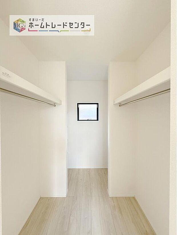 【【ウォークインクローゼット】】お子様との思い出もたっぷりしまえるウォークインクローゼット。衣類だけでなく、鞄などの小物からスーツケースやレジャー用品などの大きな物までたっぷり収納出来ます。