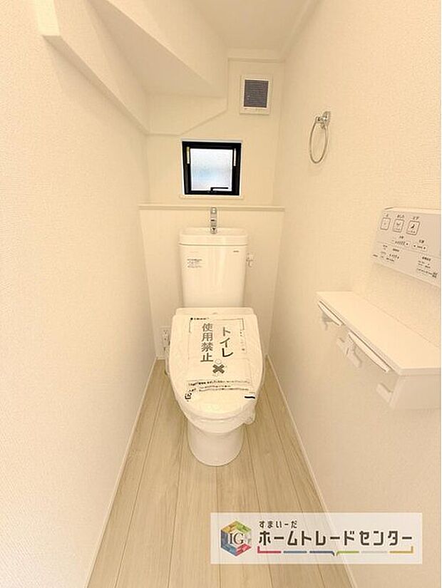 【【トイレ】】暖房機能の付いた便座は冬の寒い日にはあって良かったと本当に思います。もちろん快適で清潔なシャワー機能は標準で備えています。スペースも広くとっているので普段のお掃除もしやすいトイレスペースです。