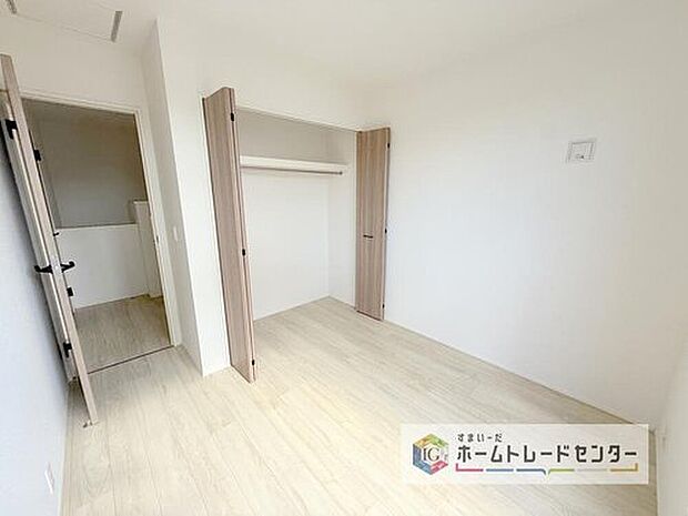 【洋室】各居室に収納を完備しております。収納が豊富な住宅は居室空間がしっかりと使えるので暮らしやすさが断然に上がります。荷物をを気にすることなく家具の配置をお好み通りにできるのも大きな魅力です。