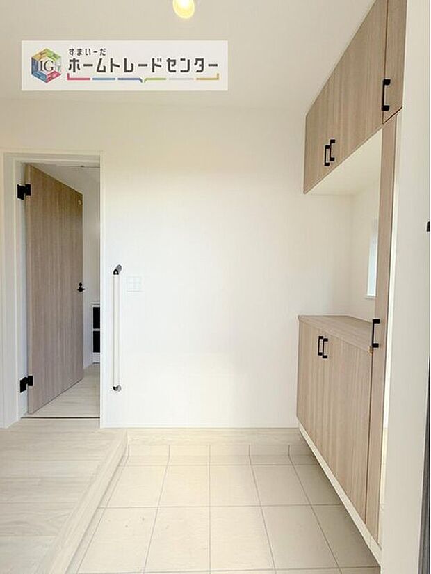 【玄関】姿見付きの下駄箱でお家を出る前にコーディネートの最終チェックをすることができます♪大容量の収納力でご家族の履物もすっきり収納できます♪片付けが楽になる豊富な収納は、日々のストレス軽減にもつながります