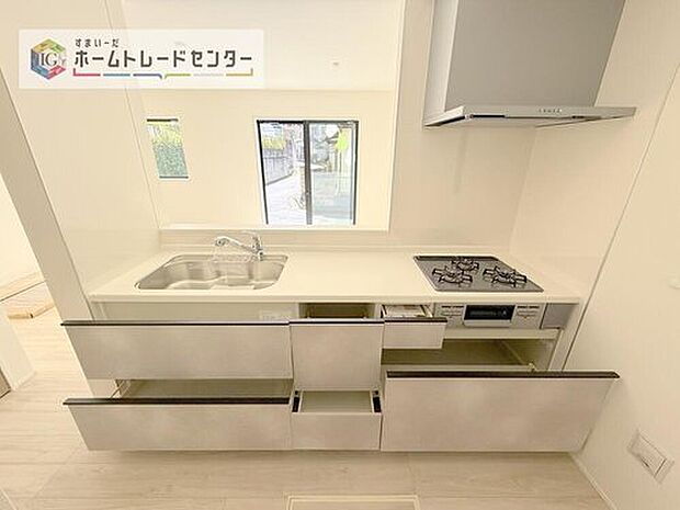 【【システムキッチン】】見栄えもよくお手入れもスムーズに出来ます。豊富な収納力もございますので、キッチンスペースをスッキリとお使い頂けそうです。