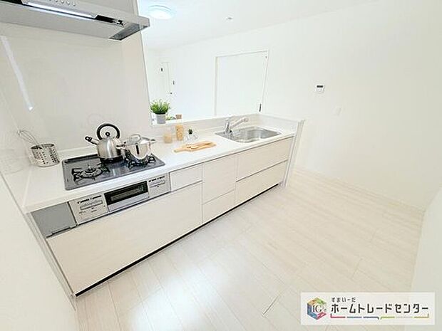 【キッチン】キッチンスペースは家族で作業が出来るよう広めにとりました。みんなで楽しくお料理をすれば、より美味しい食事が創れそうです。そしてお料理好きなお子様が育つかも、もちろん片付けもみんなでできます。