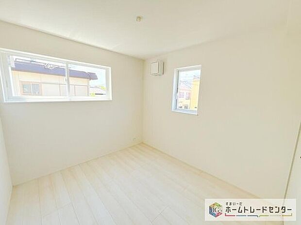 【居室】全居室2面採光です。光を取り入れやすのはもちろんですが、建物全体の窓の数も増えておりますので、換気性能に優れた物件です。窓を開ければ家中を気持ちの良い風が通り抜けます。