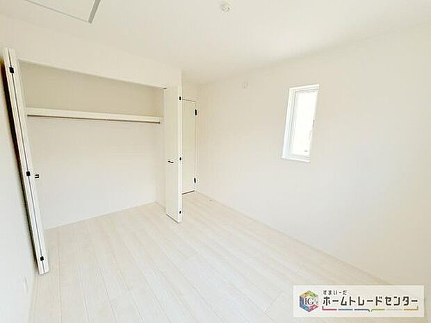【居室】各居室に収納を完備しております。収納が豊富な住宅は居室空間がしっかりと使えるので暮らしやすさが断然に上がります。荷物をを気にすることなく家具の配置をお好み通りにできるのも大きな魅力です。