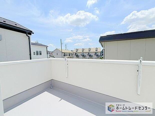 【バルコニー】この物件の大きな魅力の一つです。南面にあるバルコニーは、もちろん日当たり良好、だからこそ広くとり、洗濯物を干しやすくするとともに、日光浴にもお子様の遊び場にも使える広い空間を確保いたしました。