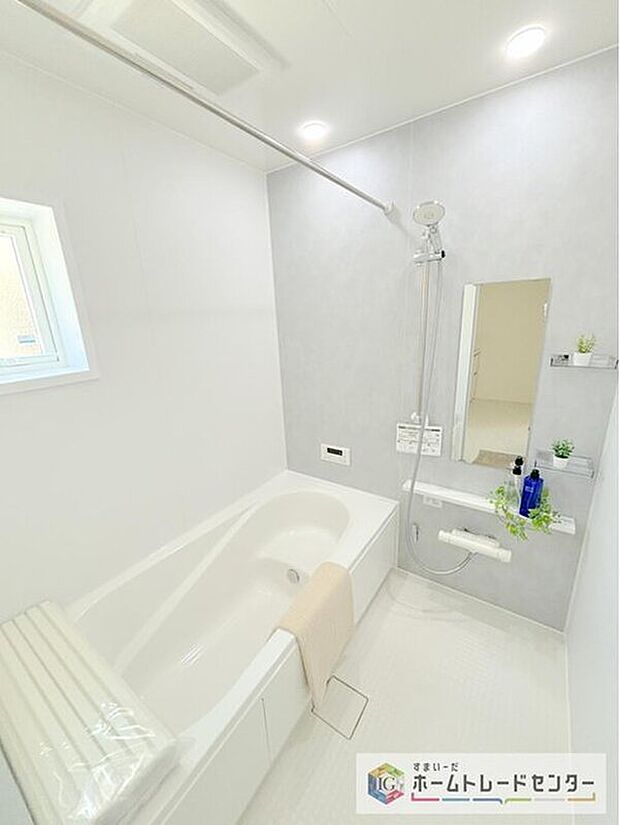 【【浴室】】一坪タイプのユニットバスは、足をしっかりと延ばして一日の疲れを癒すことが可能です。浴室暖房乾燥機も完備しておりますので、カビの心配が無いのはもちろん、雨の日のお洗濯物はお風呂で乾かせます。