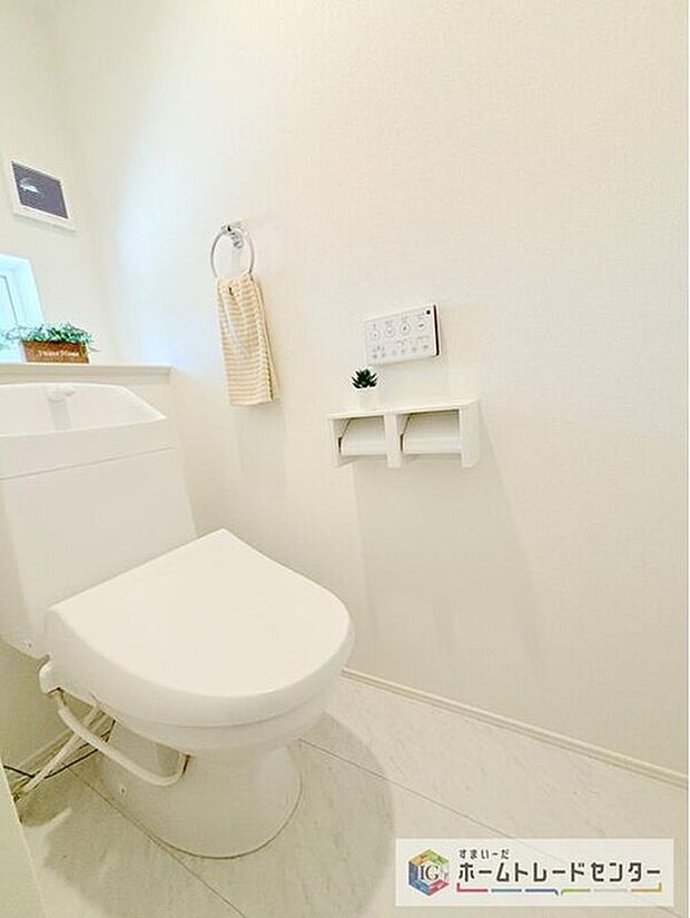 【【トイレ】】暖房機能の付いた便座は冬の寒い日にはあって良かったと本当に思います。もちろん快適で清潔なシャワー機能は標準で備えています。スペースも広くとっているので普段のお掃除もしやすいトイレスペースです。