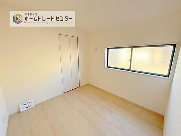 【洋室】各居室に収納を完備しております。収納が豊富な住宅は居室空間がしっかりと使えるので暮らしやすさが断然に上がります。荷物をを気にすることなく家具の配置をお好み通りにできるのも大きな魅力です。