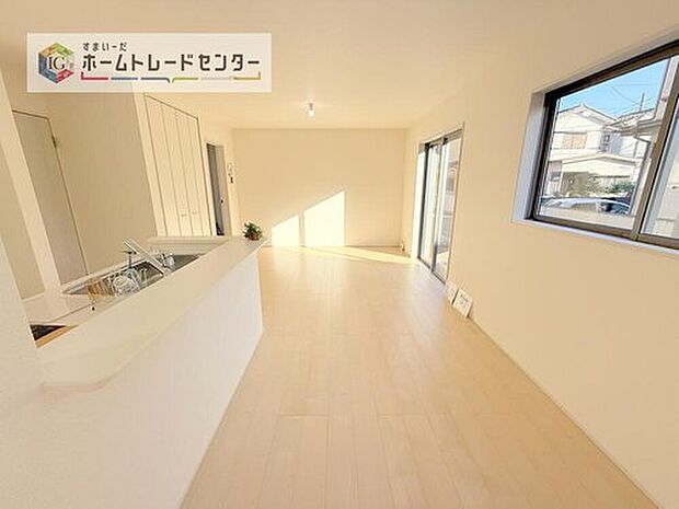 【リビング】キッチンから見て、横長のリビングはご来客時に、キッチンはもちろんダイニングスペースを視界に入れない配置が可能です。生活感をお客様に見せたくない方などにも喜ばれています。家具の配置もしやすいのも良いです