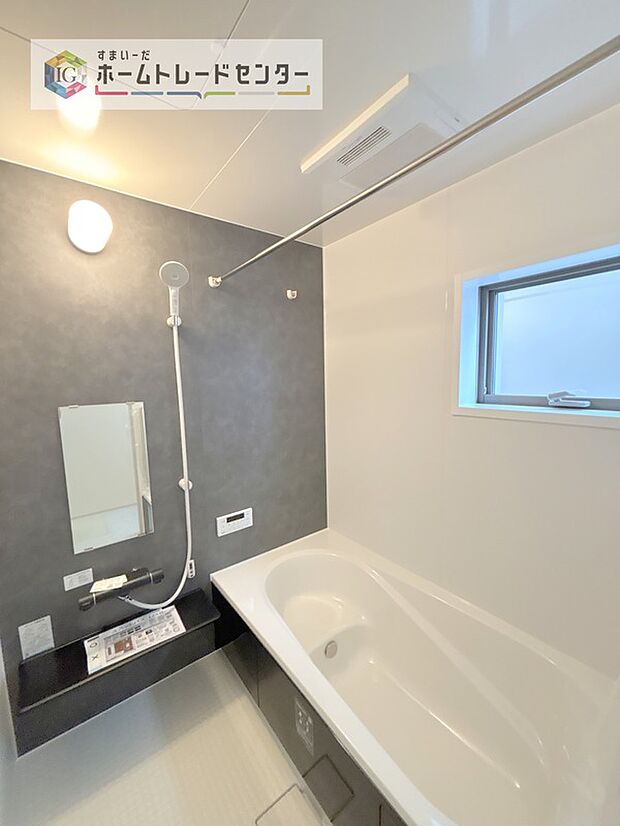 【浴室】一坪タイプのユニットバスは、足をしっかりと延ばして一日の疲れを癒すことが可能です。浴室暖房乾燥機も完備しておりますので、カビの心配が無いのはもちろん、雨の日のお洗濯物はお風呂で乾かせます。