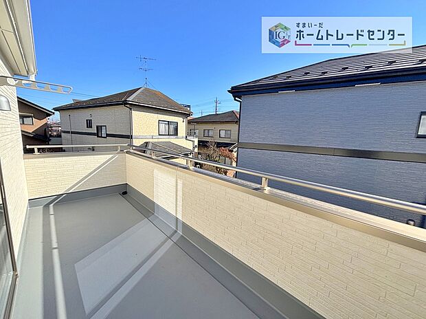 【バルコニー】南面に面したバルコニーはもちろん日当たり良好です。お洗濯物を干していただく際にも楽にできるように奥行きを広くお取りいたしました。明るく、暖かなゆとりあるスペースで快適に家事を行っていただけます。