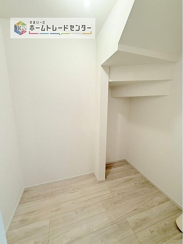 【 収納】大容量のウォークインクローゼットです。どなた様でも収納に頭を悩ませたことがあるかと思います。ウォークインクローゼットがございますと一気に解決いたしますし、お部屋を最大限の空間ですっきりお使い頂けます。