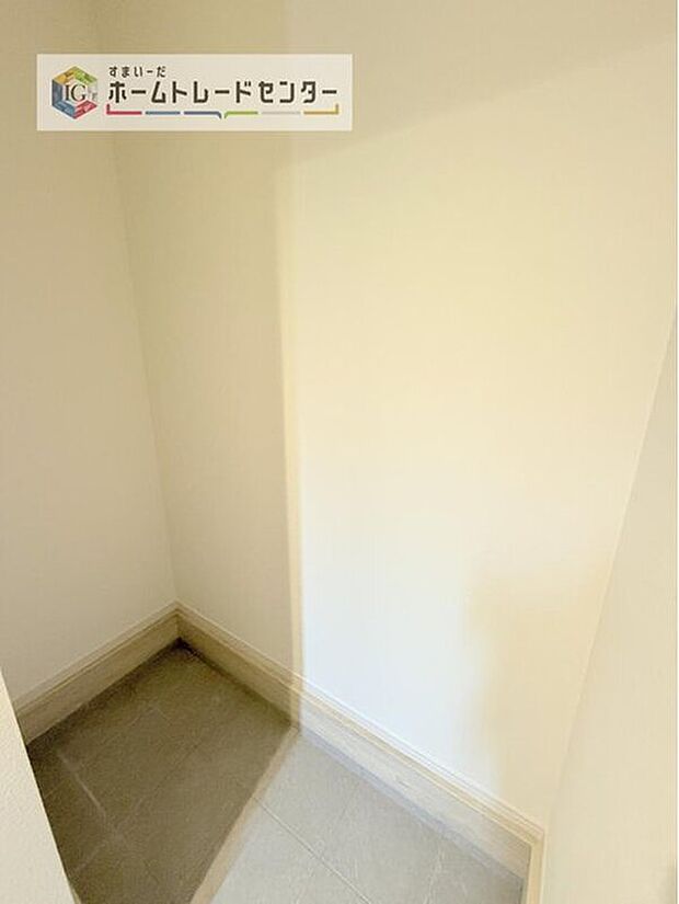 【【シューズインクローク】】ロングブーツやトレッキング靴もすっぽり収まる玄関収納。靴はもちろんベビーカーやお子さんの遊び道具なども置いていただけます。