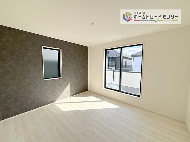 【 洋室】日当りの良さは写真でも充分に伝わるかと思いますが、開放感のある周囲にめぐまれたおかげで、風通しもとても良くなっております。ぜひ現地を見ていただき体感していただきたいポイントです。