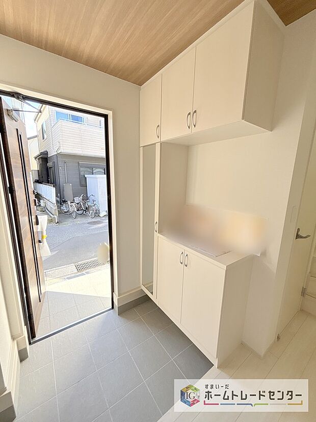 【玄関】姿見付きの下駄箱でお家を出る前にコーディネートの最終チェックをすることができます♪大容量の収納力でご家族の履物もすっきり収納できます♪片付けが楽になる豊富な収納は、日々のストレス軽減にもつながります