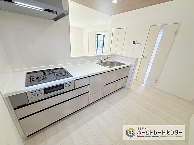 【キッチン】人気の対面式キッチン☆お食事の準備をしながらでもご家族とのコミュニケーションを楽しめます♪スライドタイプの収納を採用してますので、奥までしっかりと収納空間を利用できます。取り出しも簡単に♪