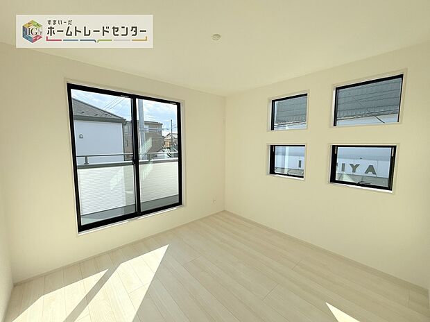 【 洋室】日当りの良さは写真でも充分に伝わるかと思いますが、開放感のある周囲にめぐまれたおかげで、風通しもとても良くなっております。ぜひ現地を見ていただき体感していただきたいポイントです。