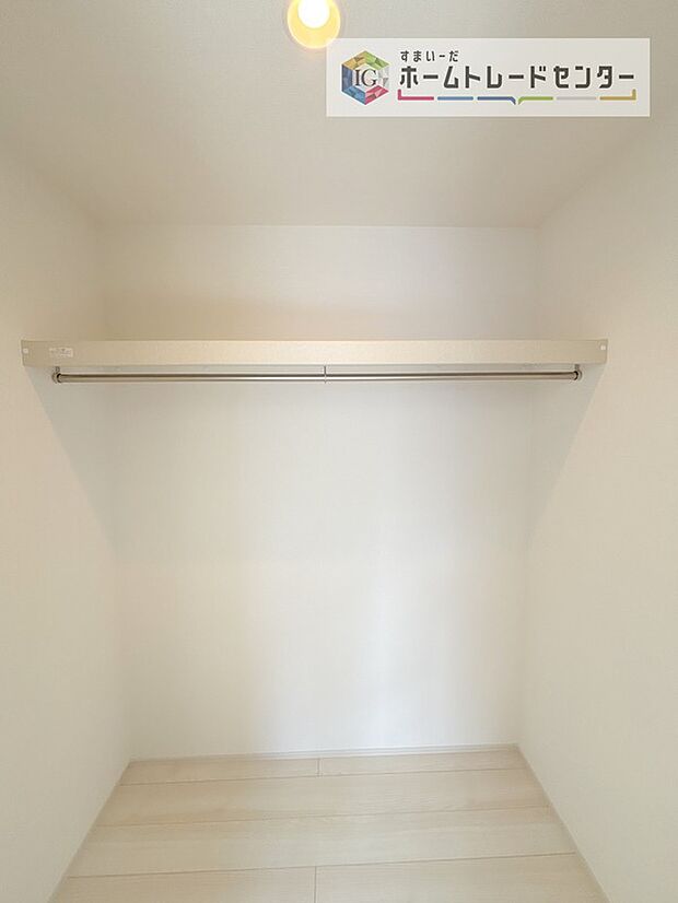 【収納】大容量のウォークインクローゼットです。どなた様でも収納に頭を悩ませたことがあるかと思います。ウォークインクローゼットがございますと一気に解決いたしますし、お部屋を最大限の空間ですっきりお使い頂けます。