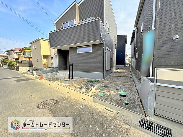 【【カースペース2台】】カースペースが2台分ございますので、家族分の自転車を駐輪したり、急な来客用の駐車スペースとしてもお使いいただけます。