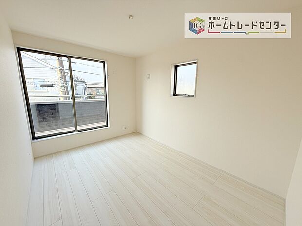 【洋室】2面採光の洋室です。窓からの眺望もよくなり視界が広いので、部屋にいても飽きません、そしてもちろん大切なのは明るさと風通し、明るい日差しと心地よい風で自分のお部屋でくつろげる贅沢をご提供します。