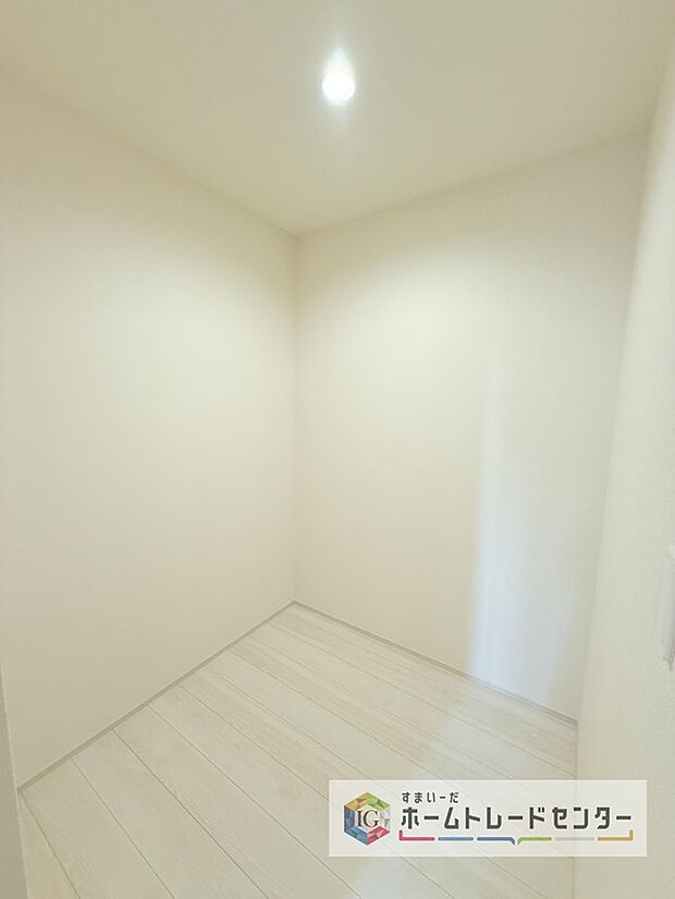 【パントリー】キッチンの横には大きなパントリーを設けました。そのまま食材の保管庫としてお使い頂いても良いですし、1階は何かと物が多くなるので、お掃除道具やお子様のおもちゃ収納にお使い頂いても良いかと思います。